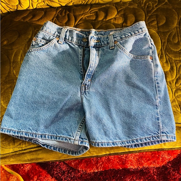 Vintage 90s Levi mid thigh shorts relaxed fit - Picture 1 of 6